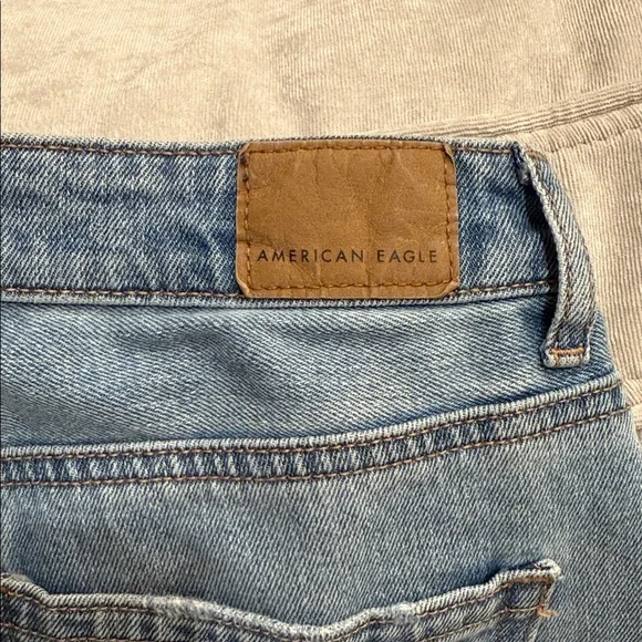 American Eagle Outfitters High Rise Mom Jean 0 Short Light Wash Distressed - Picture 10 of 12